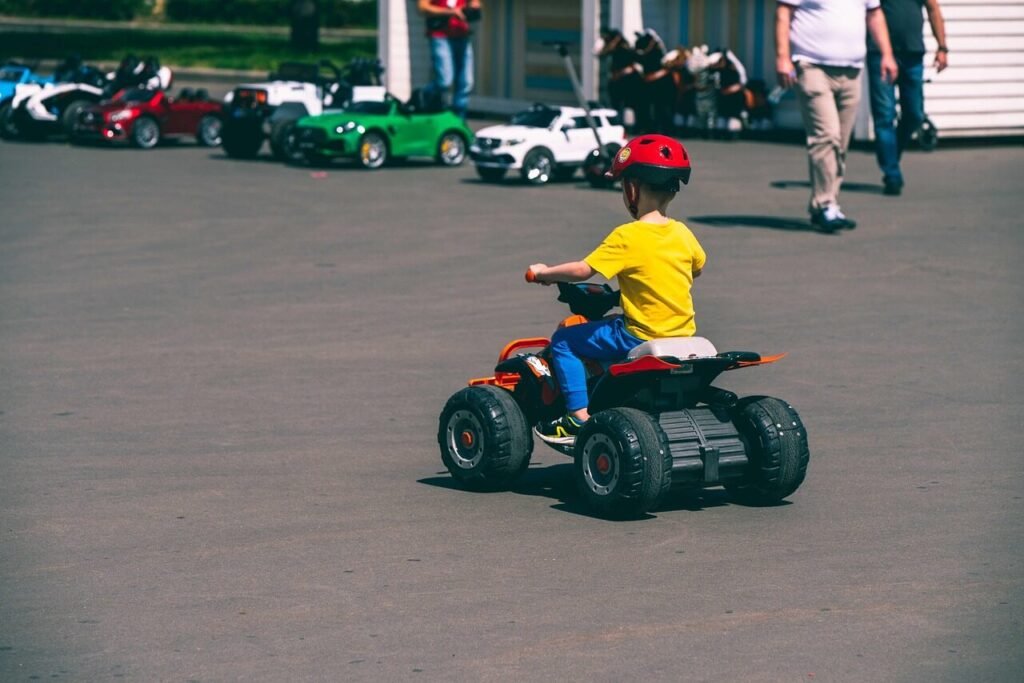 kid, toys, car, happy, driving, rent, car wallpapers, road, fun, drive, transportation, transport, electric, vehicle, park, moscow, russia, child, negative space, gray fun